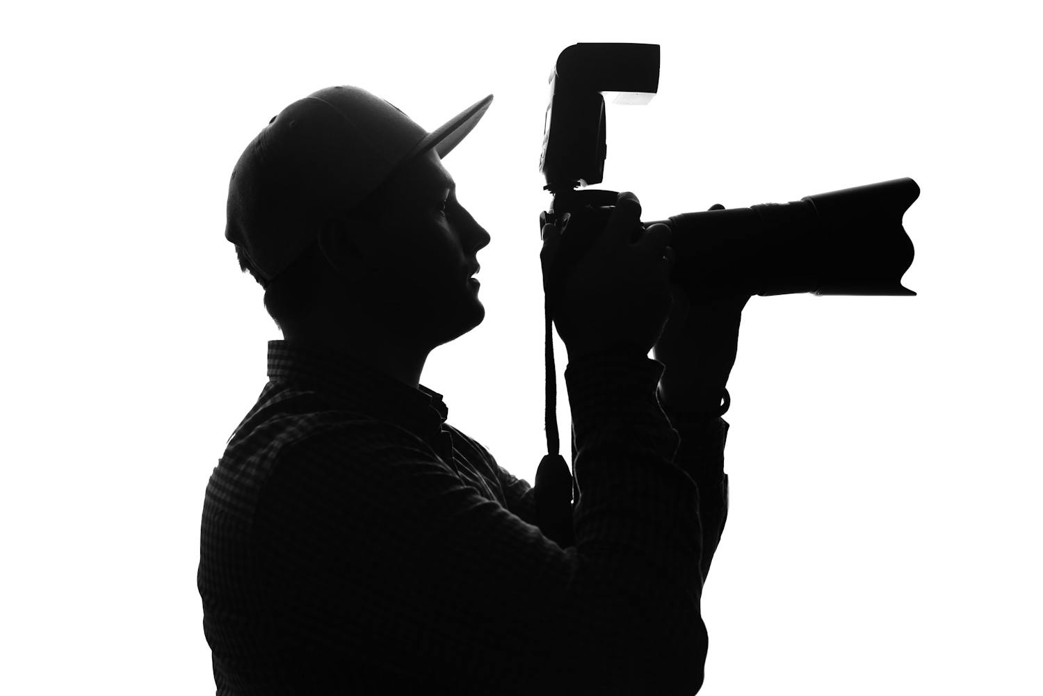 Mand fotograferer med ekstern flash.